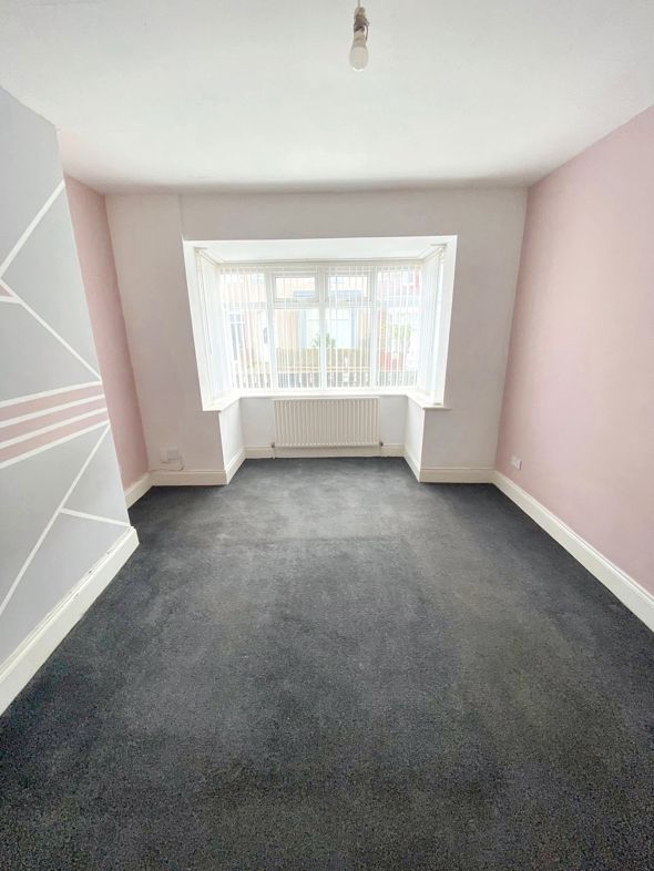 2 bed lower flat to buy in SR5