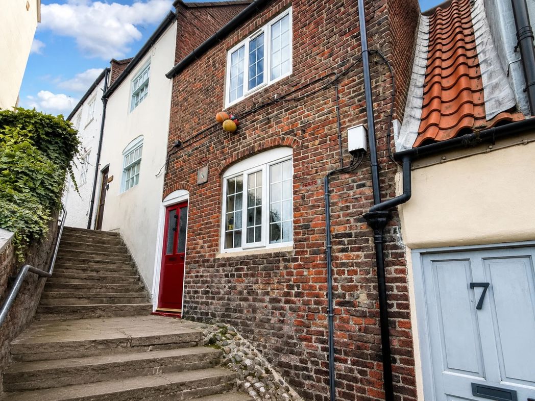 8 Salt Pan Well Steps, Whitby, North Yorkshire, YO22 4AB