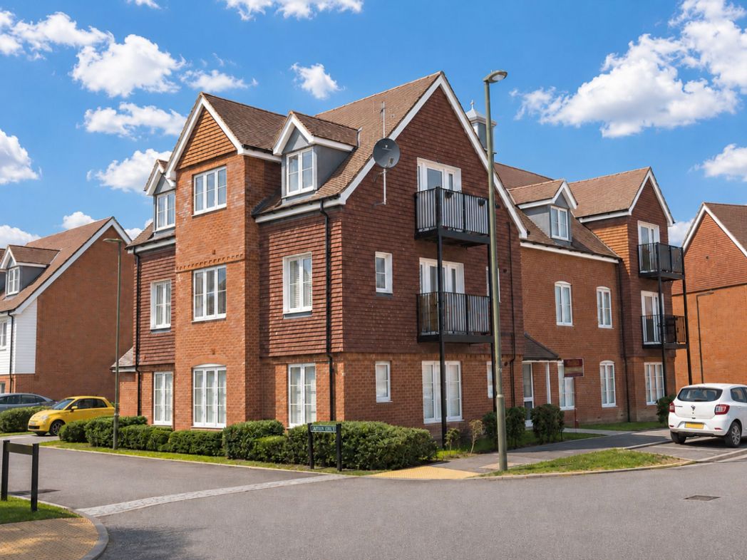 5, Comet House, 3 Hoadley Rd, Horley RH6 8SW